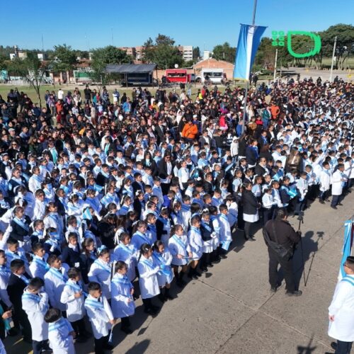 Más de 900 alumnos prometieron Lealtad a la Bandera en una jornada cargada de emoción y orgullo patrio  “¿Por qué quieren ser argentinos?” “¡Por Messi!”, respondieron los chicos en el momento más espontáneo del acto  En una mañana marcada por la emoción, el orgullo y el sentimiento patriótico, más de 900 alumnos de 4° grado de escuelas primarias, instituciones de educación especial y Núcleos Educativos de Educación para Adultos realizaron la tradicional Promesa de Lealtad a la Bandera Argentina.  La ceremonia se llevó adelante este sábado 20 de junio en la Plaza Eduardo Arias, ubicada en la rotonda de acceso sur de la ciudad. Allí, cientos de familias, docentes, autoridades y vecinos acompañaron uno de los momentos más significativos en la vida escolar de los estudiantes.  Las actividades comenzaron con el izamiento de la Bandera Nacional en el mástil ubicado junto al busto del General Manuel Belgrano, frente a la Escuela General Pizarro. El acto estuvo encabezado por el intendente municipal Baltasar Lara Gros, acompañado por el secretario de Gobierno, C.P.N. Daniel García Ruiz, y el secretario de Legales y Modernización, Dr. José Oscar Argibay.  Durante la jornada también se realizó una ofrenda floral en homenaje al creador de la enseña patria, en reconocimiento a su legado histórico y a los valores que representa para todos los argentinos.  Uno de los momentos más emotivos y espontáneos se vivió durante el discurso del jefe comunal. Antes de tomar la promesa, el intendente preguntó a los alumnos por qué querían ser argentinos. La respuesta llegó de inmediato y casi al unísono: “¡Por Messi!”.  La ocurrencia provocó sonrisas y aplausos entre los presentes. Lejos de dejar pasar el momento, Lara Gros destacó que Lionel Messi representa valores como el esfuerzo, la humildad, la perseverancia y el compromiso, cualidades que también forman parte del amor por la Patria y que se busca transmitir a las nuevas generaciones.  Luego, el intendente tomó la Promesa de Lealtad a la Bandera a los estudiantes, quienes reafirmaron su compromiso con la enseña nacional en un clima de profundo respeto y emoción.  En el marco del acto, también se concretó la entrega de cinco trombones y dos trompetas al director de la Banda de Música Maestro Valentín Gaspar, Héctor García. Los instrumentos fueron estrenados durante la interpretación del Himno Nacional Argentino y acompañaron el tradicional desfile.  La celebración incluyó además una presentación artística de los alumnos del Profesorado de Danzas Folclóricas del Instituto de Educación Superior N.º 6023 “Dr. Alfredo Loutaif”, quienes aportaron color, identidad y tradición a la jornada.  El encuentro finalizó con chocolate caliente y pan dulce para todos los estudiantes, en un clima de alegría, fraternidad y orgullo compartido.  Más allá del acto protocolar, quedó grabada la emoción de cientos de niños que prometieron honrar la Bandera Argentina, reafirmando su vínculo con la historia, la identidad y el futuro de la Patria.